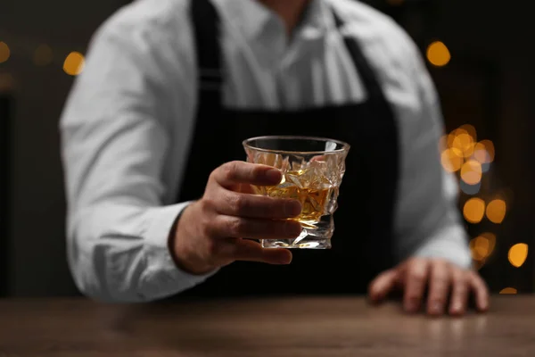 Bartender Med Glas Whisky Vid Bardisken Inomhus Närbild — Stockfoto