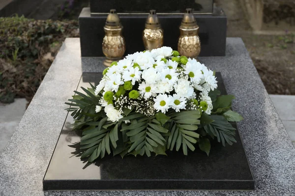 Begravningskrans Blommor Och Gravlyktor Granitgravsten Kyrkogården — Stockfoto