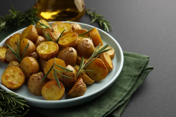 Batatas Assadas Deliciosas Com Alecrim Prato Close — Fotografia de Stock