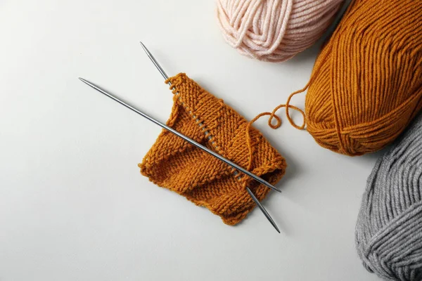 柔らかいカラフルな糸 編みやベージュの背景に金属針 フラットレイ — ストック写真
