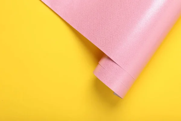 Rollo Papel Embalaje Rosa Sobre Fondo Amarillo Vista Superior Espacio — Foto de Stock