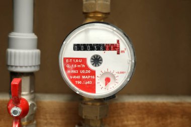 Elektrik sayacı sigorta kutusunda, mesaj için boşluk. Su ölçme aygıtı
