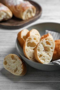 Beyaz ahşap masada taze çıtır ciabata.