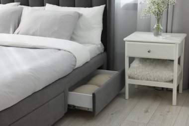 Rahat yatağın altında yatak olan depo çekmecesi.