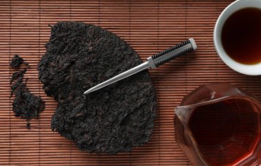 Bambu hasırı üzerinde pu-erh çayı ile düz konum