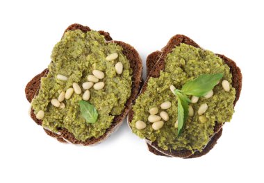 Pesto soslu lezzetli bruschettalar, fındık ve taze fesleğen beyaza izole edilmiş.