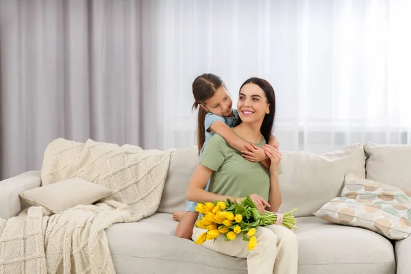 Mujer Feliz Linda Hija Con Ramo Tulipanes Amarillos Sofá Casa — Foto de Stock