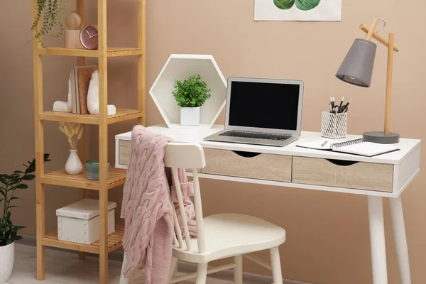 Local Trabalho Acolhedor Com Laptop Moderno Mesa Cadeira Confortável Casa — Fotografia de Stock