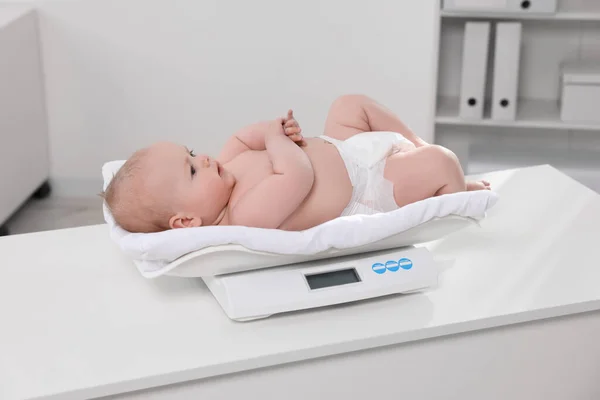 Niedliches Kleines Baby Liegt Auf Waage Klinik — Stockfoto