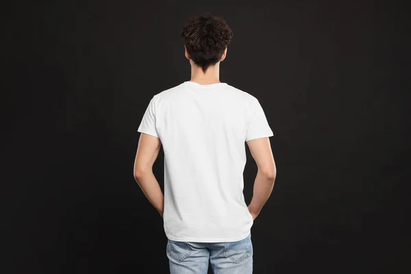 Fehér Pólót Viselő Férfi Fekete Háttérrel Visszapillantással Mockup Tervezéshez — Stock Fotó