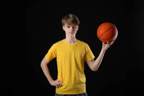 Nastolatek Piłką Koszykówki Czarnym Tle — Zdjęcie stockowe