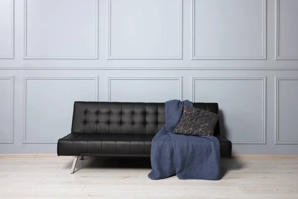 Sofá Couro Elegante Perto Parede Branca Quarto Design Interiores — Fotografia de Stock