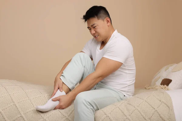 Asiático Homem Sofrendo Dor Nos Pés Cama Dentro Casa — Fotografia de Stock