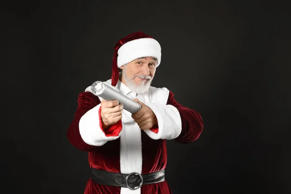 Mann Weihnachtsmannkostüm Mit Party Popper Auf Schwarzem Hintergrund — Stockfoto