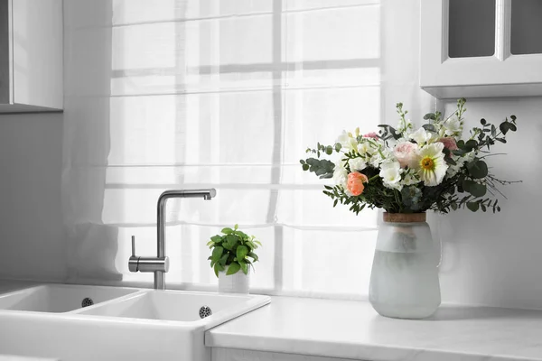 Buquê Belas Flores Bancada Branca Cozinha — Fotografia de Stock