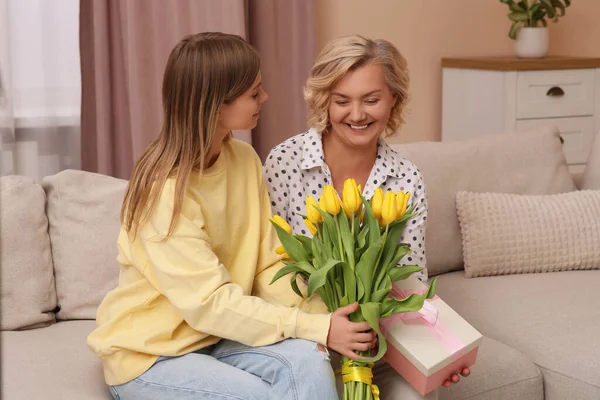 Kleine Tochter Gratuliert Ihrer Mutter Hause Mit Blumen Und Geschenken — Stockfoto