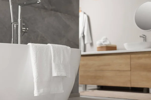 Frische Weiße Handtücher Auf Badewanne Badezimmer Raum Für Text — Stockfoto