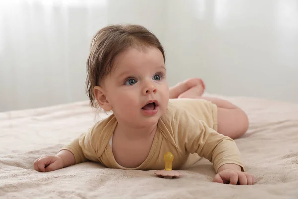 かわいいです赤ちゃんとともにペースメーカーオンベッド屋内 — ストック写真