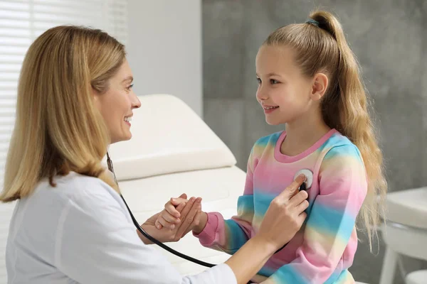 Pediatra Badający Małego Pacjenta Stetoskopem Klinice — Zdjęcie stockowe