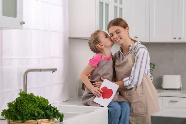 Putri Kecil Mengucapkan Selamat Kepada Ibu Dengan Kartu Ucapan Dapur — Stok Foto
