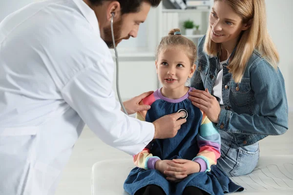 Mother Daughter Having Appointment Doctor Pediatrician Examining Patient Stethoscope Clinic — Photo
