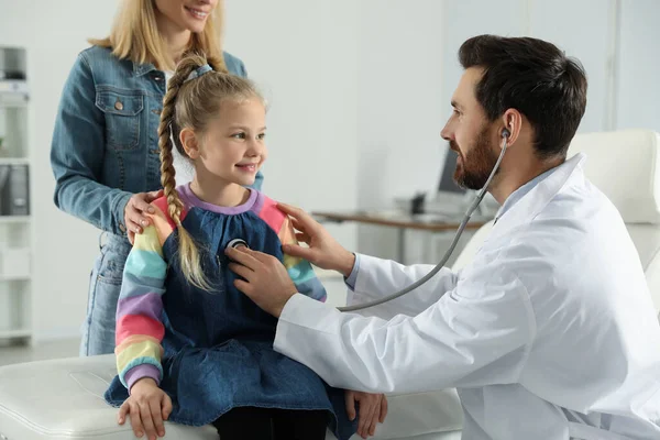 Mother Daughter Having Appointment Doctor Pediatrician Examining Patient Stethoscope Clinic — Stock Fotó
