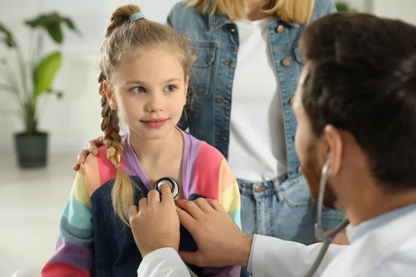 Mother Daughter Having Appointment Doctor Pediatrician Examining Patient Stethoscope Clinic — Photo