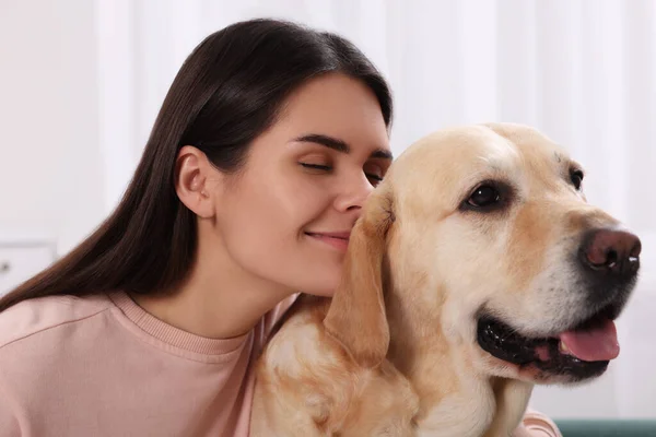 Glad Kvinna Med Söt Labrador Retriever Hemma Närbild — Stockfoto