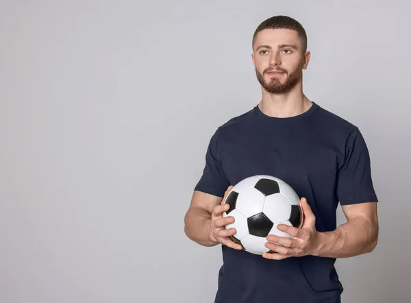 Sportlicher Junger Mann Mit Fußball Auf Hellgrauem Hintergrund Raum Für — Stockfoto