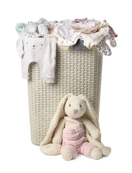 천으로 부드러운 장난감 근처에 세탁물 바구니 — 스톡 사진