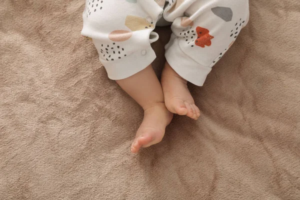 Kleines Baby Auf Brauner Decke Draufsicht — Stockfoto