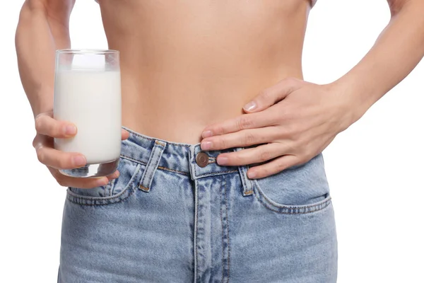 Kvinna Med Glas Mjölk Lider Laktosintolerans Vit Bakgrund Närbild — Stockfoto
