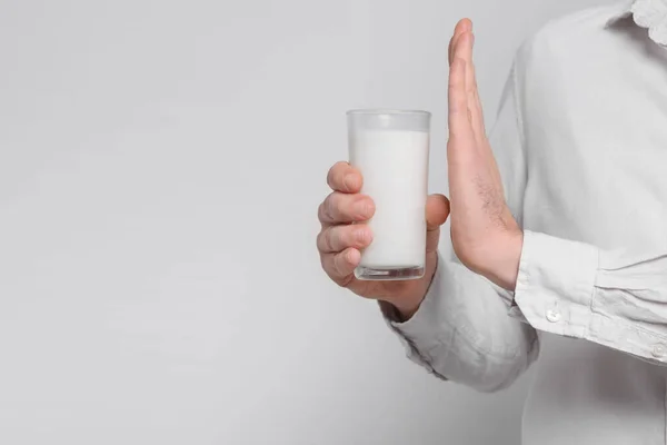 Mann Mit Milchglas Das Laktoseintoleranz Auf Weißem Hintergrund Leidet Nahaufnahme — Stockfoto