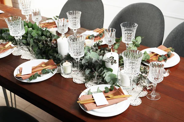 Luxe Tafelopstelling Met Prachtig Decor Blanco Kaarten Binnen Feestelijk Diner — Stockfoto