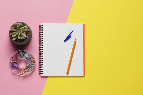 Στυλό Σημειωματάριο Και Διάφορα Κλιπ Στο Φόντο Χρώμα Επίπεδη Lay — Φωτογραφία Αρχείου