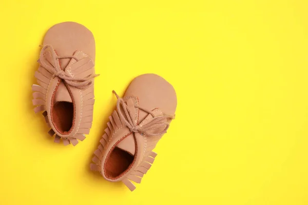 Lindos Zapatos Bebé Sobre Fondo Amarillo Cama Plana Espacio Para —  Fotos de Stock