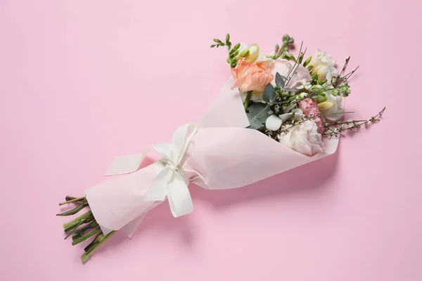 Bukiet Pięknych Kwiatów Różowym Tle Widok Góry — Zdjęcie stockowe