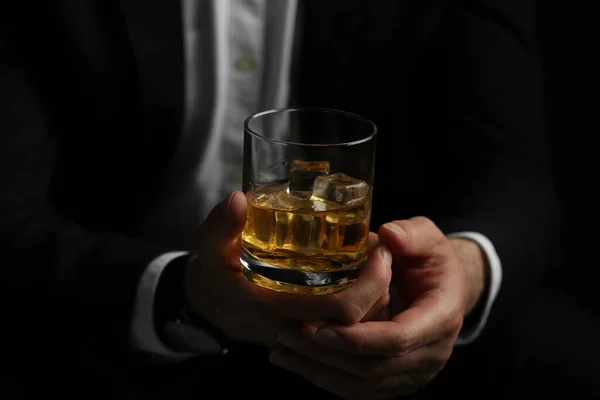 Muž Drží Sklenici Whisky Kostkami Ledu Černém Pozadí Detailní Záběr — Stock fotografie