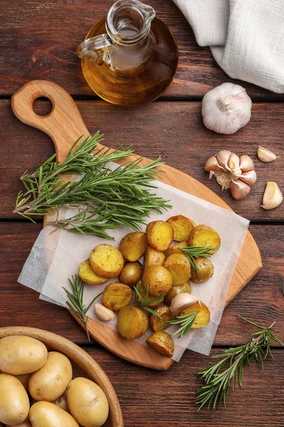 Köstliche Ofenkartoffeln Mit Rosmarin Und Knoblauch Auf Holztisch Flach Gelegt — Stockfoto