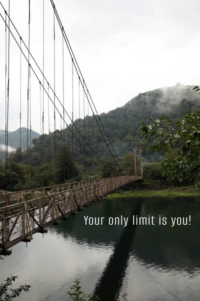 Vaše Jediná Hranice Jste Ujištění Rusty Kovový Most Přes Řeku — Stock fotografie