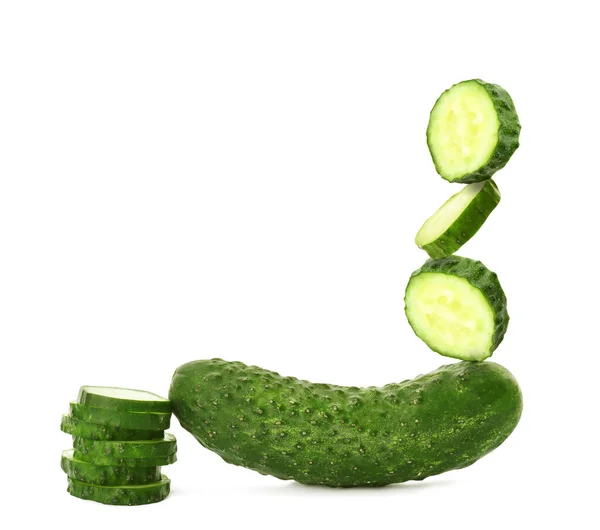 Snij Hele Verse Komkommers Geïsoleerd Wit — Stockfoto