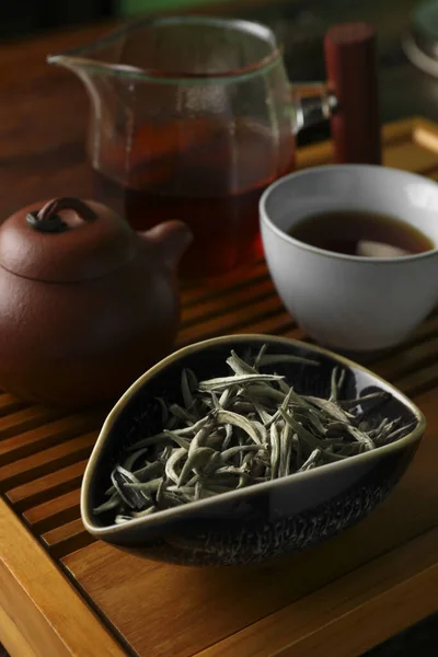 Aromatischer Baihao Yinzhen Tee Und Teekanne Auf Holztablett Nahaufnahme Traditionelle — Stockfoto