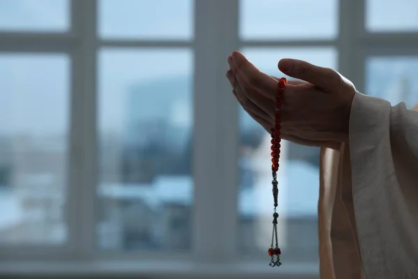 Muslim Pria Dengan Misbaha Berdoa Dekat Jendela Dalam Ruangan Closeup — Stok Foto
