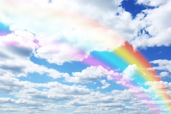 Gyönyörű Fényes Szivárvánnyal Bolyhos Felhőkkel — Stock Fotó