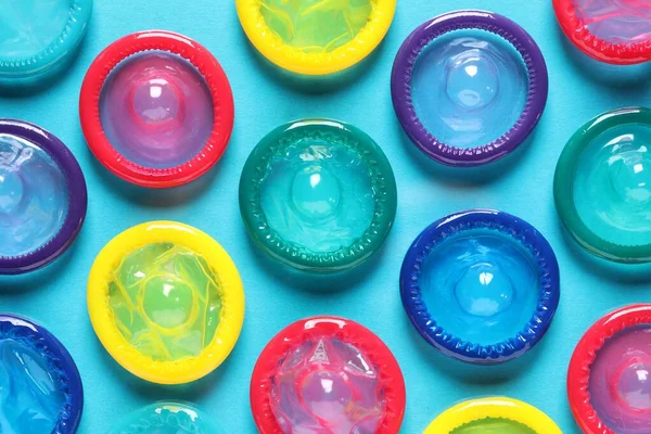 Preservativos Colores Sobre Fondo Azul Claro Plano —  Fotos de Stock
