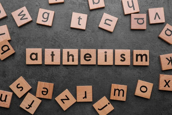 Λέξη Αθεϊσμός Από Ξύλινα Τετράγωνα Γράμματα Γκρι Υφή Τραπέζι Επίπεδη — Φωτογραφία Αρχείου