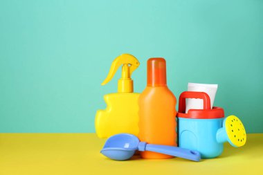Farklı güneş ürünleri ve plastik plaj oyuncakları. Metin için boşluk