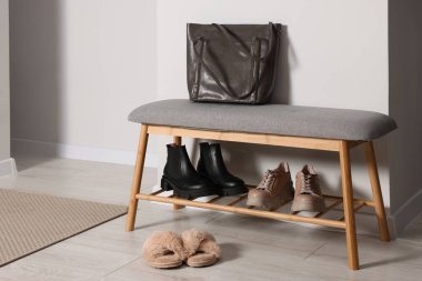 Koridordaki beyaz duvarın yanındaki ayakkabı deposunda. İç tasarım