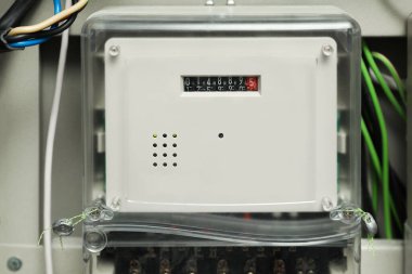 Elektrik sayacı ve kablolar sigorta kutusunda, yakın plan.