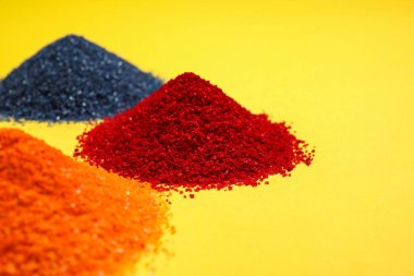 Sarı arka planda farklı besin yığınları, yakın plan.